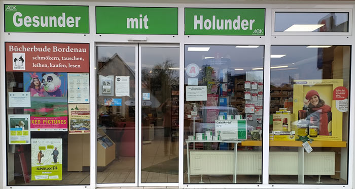 Die Holunder Apotheke in Bordenau mit ihrer Bücherbude
